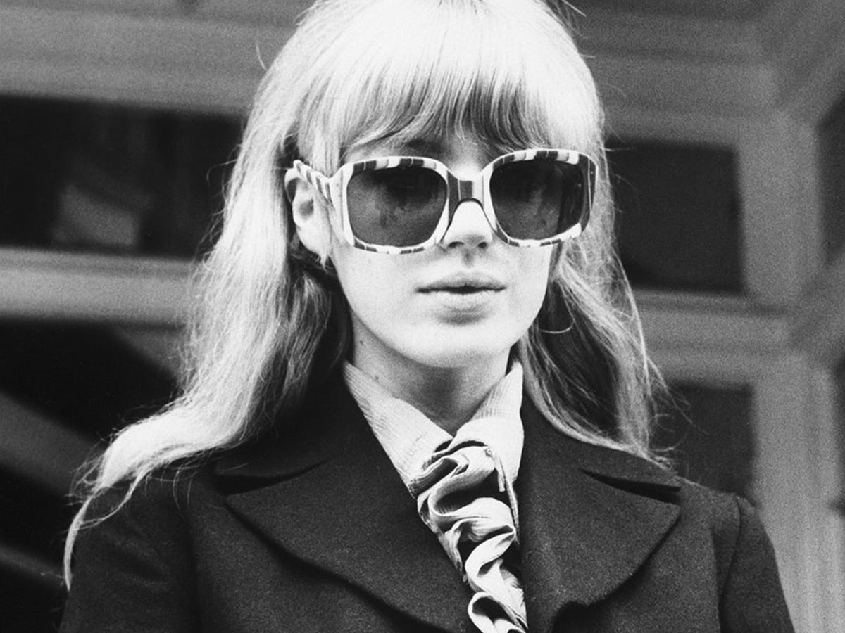 Marianne Faithfull leaving court in 1967
