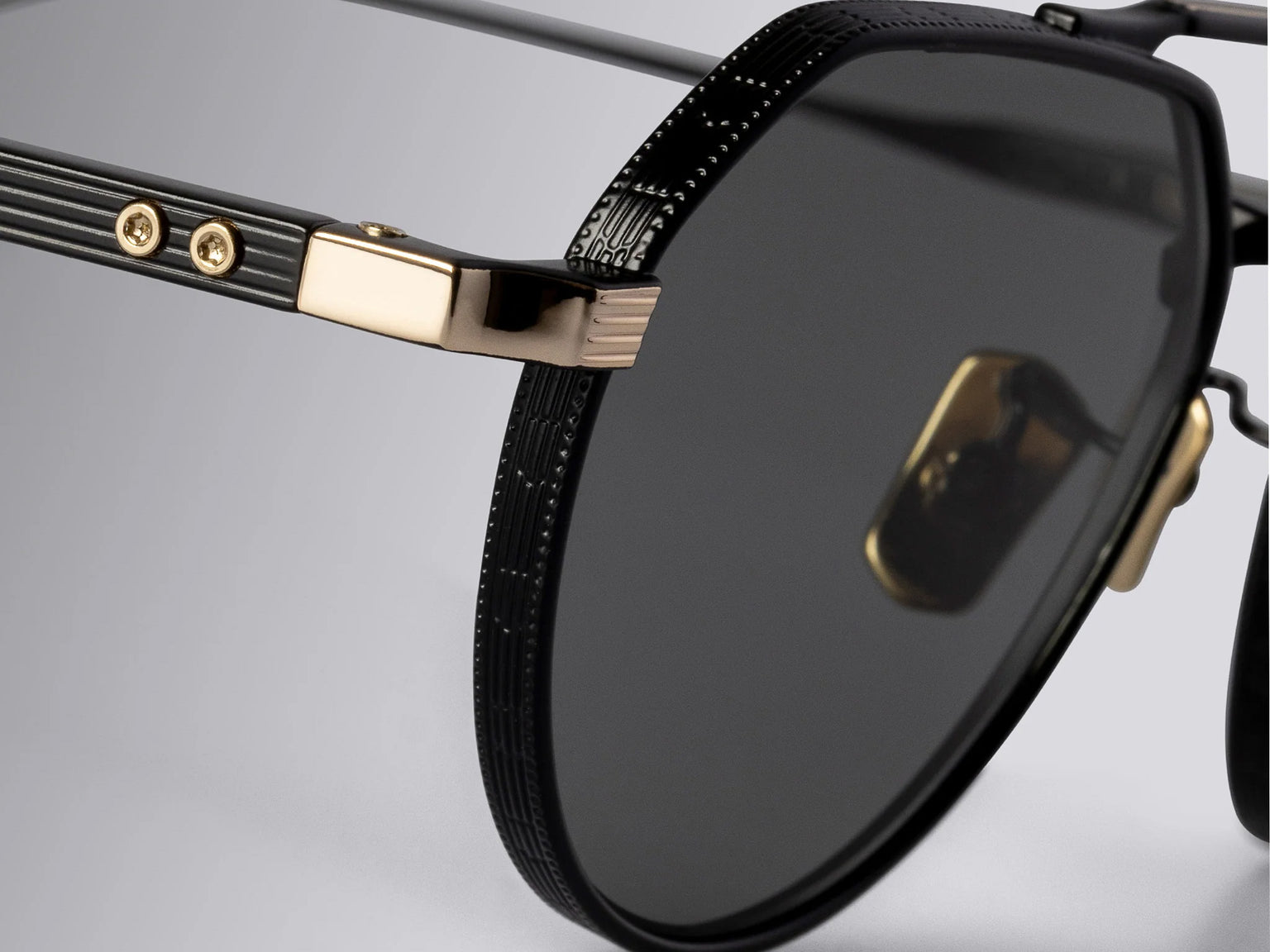 Cutler and Gross Draycott 1426 Round Sun (Black/Gold)