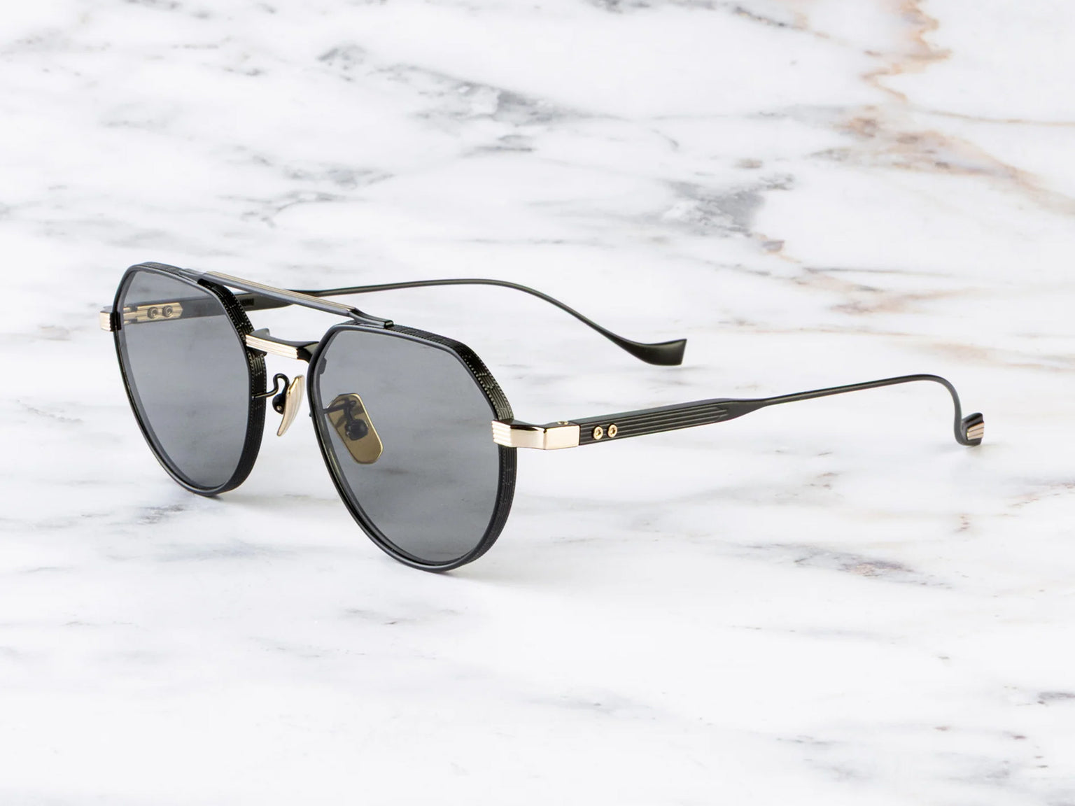 Cutler and Gross Draycott 1426 Round Sun (Black/Gold)